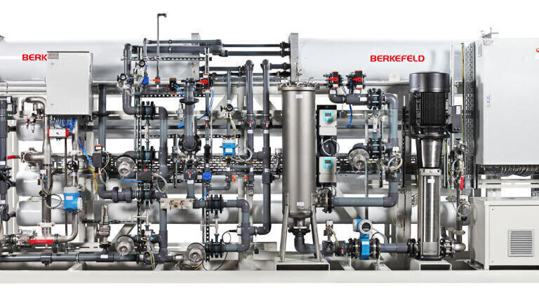 Gas and Steam Power Plant in Trinidad with High Demands on Process Water   
