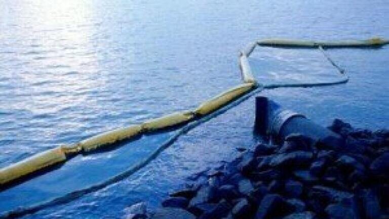 Oil spill causes water pollution in English river