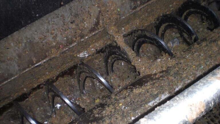Conveyor Makes Light Work of Wet Materials and Sludges