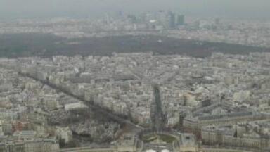 Paris bans traffic in bid to cut air pollution
