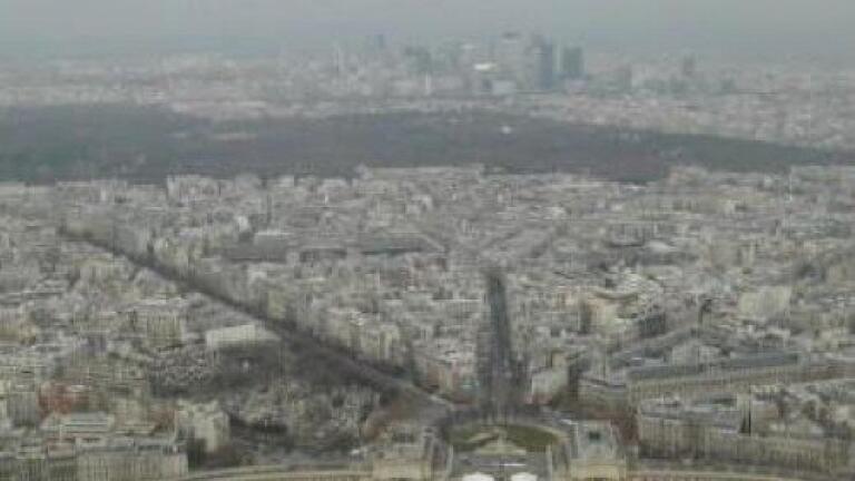 Paris bans traffic in bid to cut air pollution
