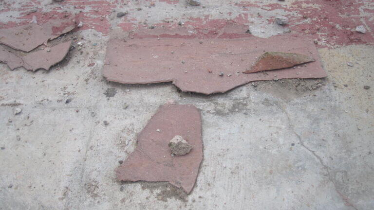 Chrysotile floor tile with amosite contamination