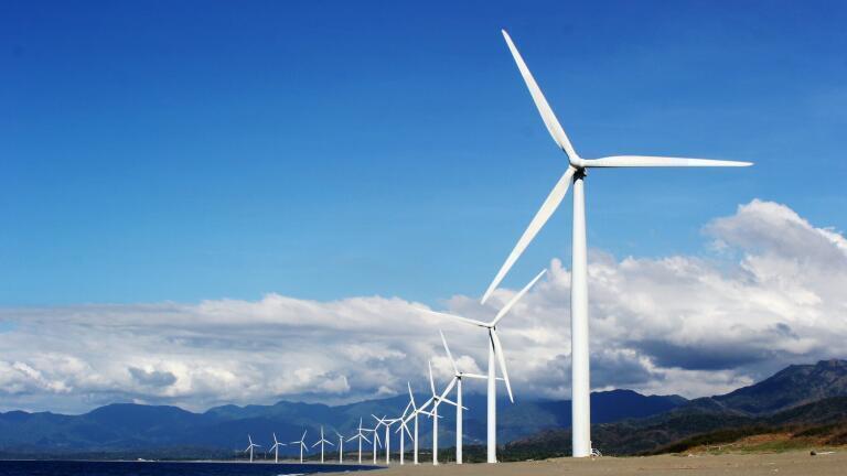Hilary Clinton Promises to Power USA via Renewable Energy within 10 Years if Elected