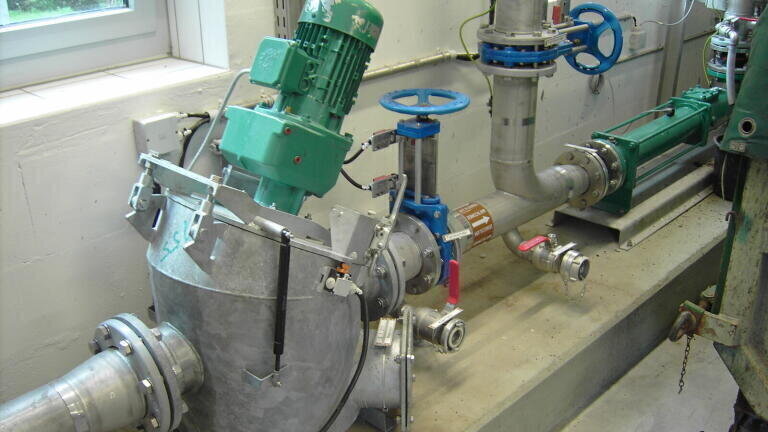 The compact M-Ovas® coarse material grinder can be installed anywhere directly in the line.