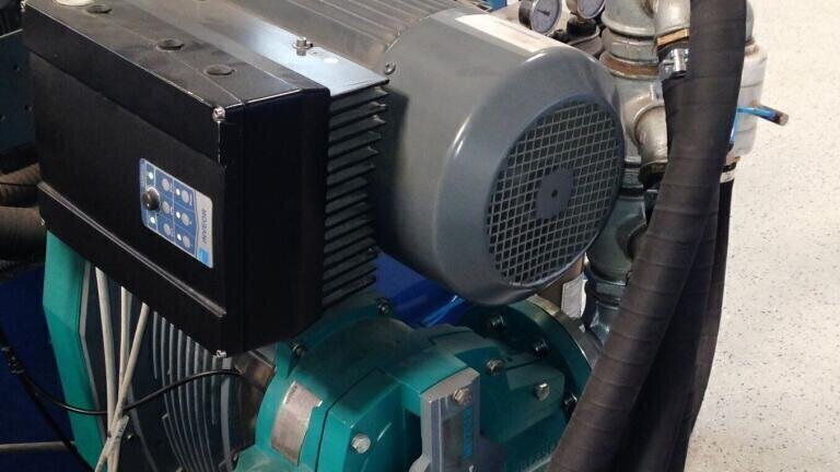 Robust rotary lobe pump - Reliable sludge removal for water jet cutting