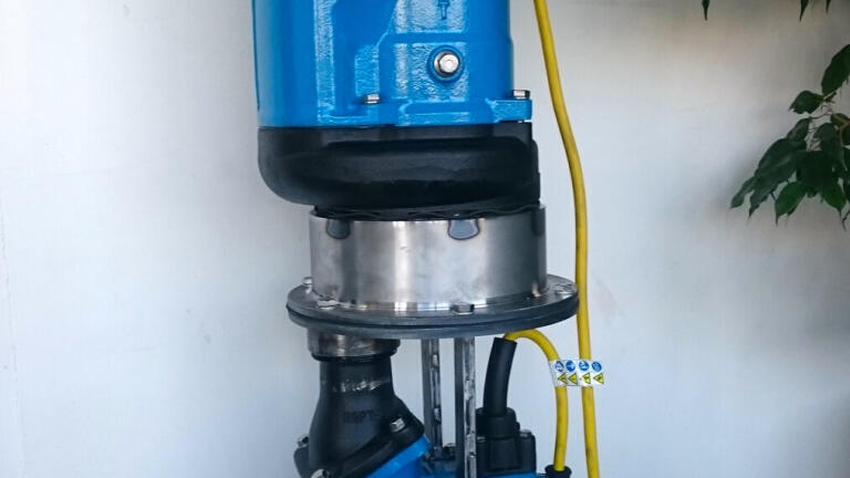 Two pumps of the LH series by Tsurumi in the showroom of the supplying dealer Bilgi from Istanbul (Photo: Tsurumi)