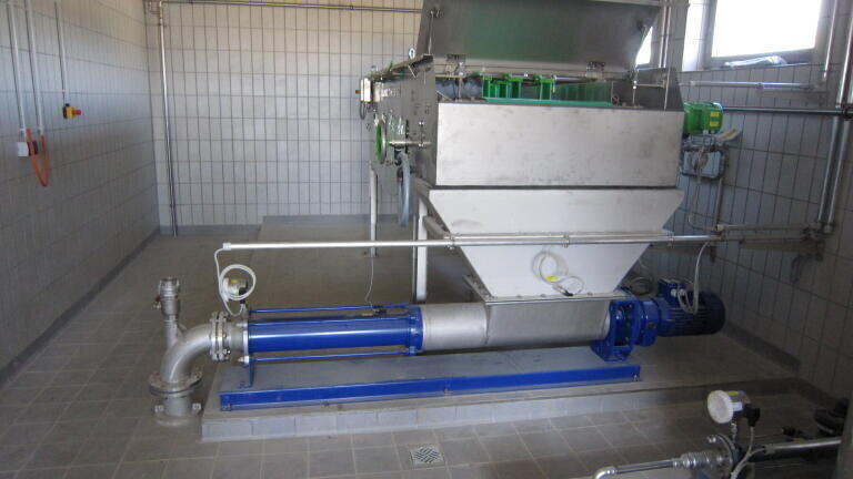 For transportation of thickened sludge with eight to eleven percent dry content matter, NEMO® BF hoppers are used. Their rotor-stator principle ensures conveying at a stable pressure, independent of the consistency or viscosity of the medium.
