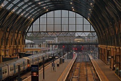 Are Train Stations a Pollution Hotspot?