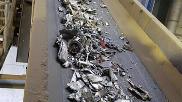 The profile rails leaving the Rotorshredder: not only shredded, but broken down too.