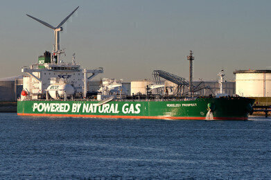 Waste heat to generate deep cold for LNG