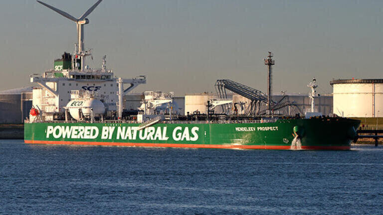Waste heat to generate deep cold for LNG