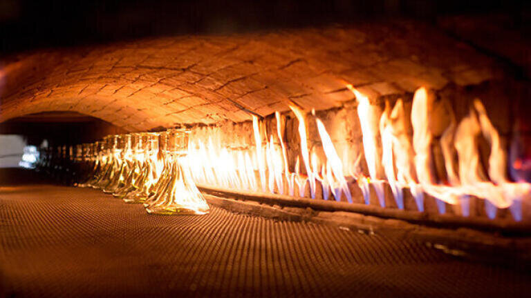 Capturing geogenic CO2 from glass making