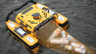 Jellyfishbot can clean oil, hydrocarbons, and plastics from water surfaces without any risk to workers or wildlife.
