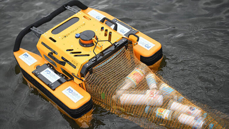 Jellyfishbot can clean oil, hydrocarbons, and plastics from water surfaces without any risk to workers or wildlife.