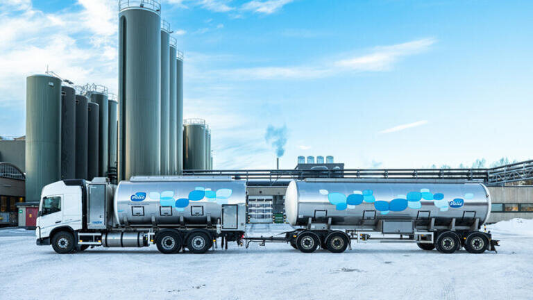 Dairy farm manure and agricultural by-products to produce renewable, liquefied biogas for use as transport fuel